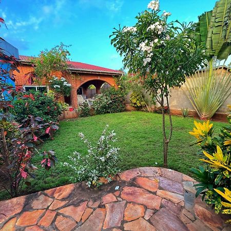Maison Charlotte Forever Chambre D'Hotes Chez Un Couple Belgo Togolais Lome Bagian luar foto